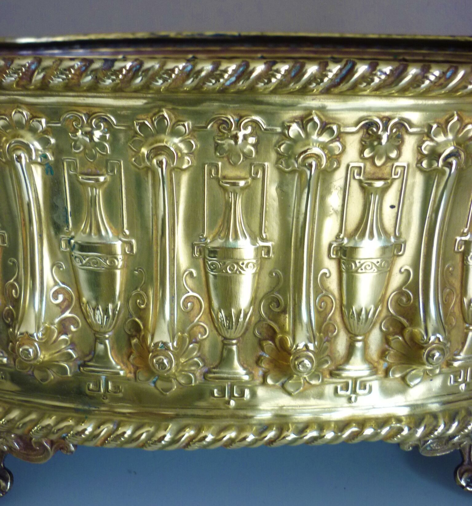 Old planter, repelled brass, nineteenth century, antique décor