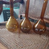 3 volumetric flasks without cap