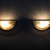 Paire d’appliques ‘demi-lune’ en laiton et verre