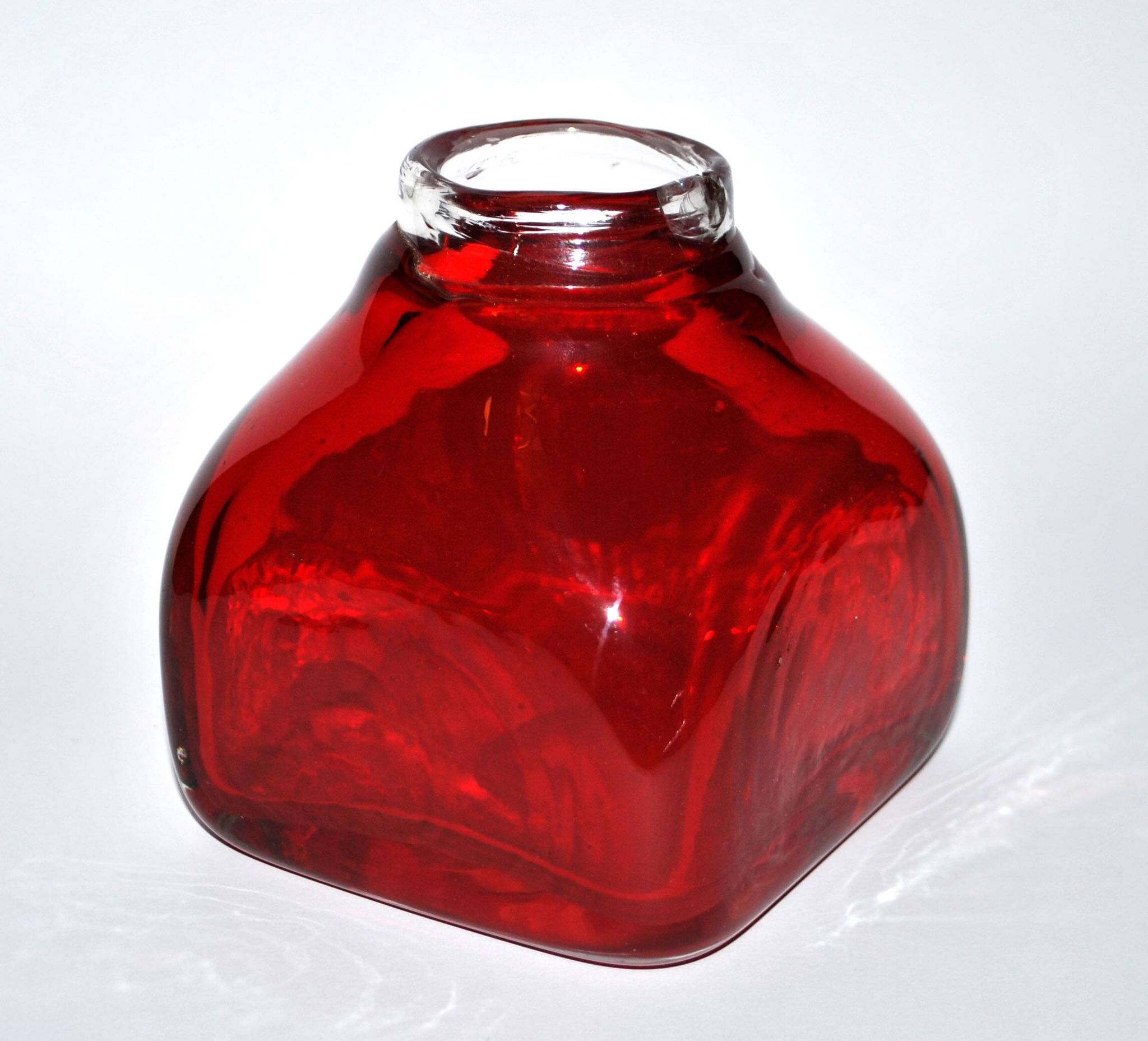 Vase carré en verre soufflé rouge