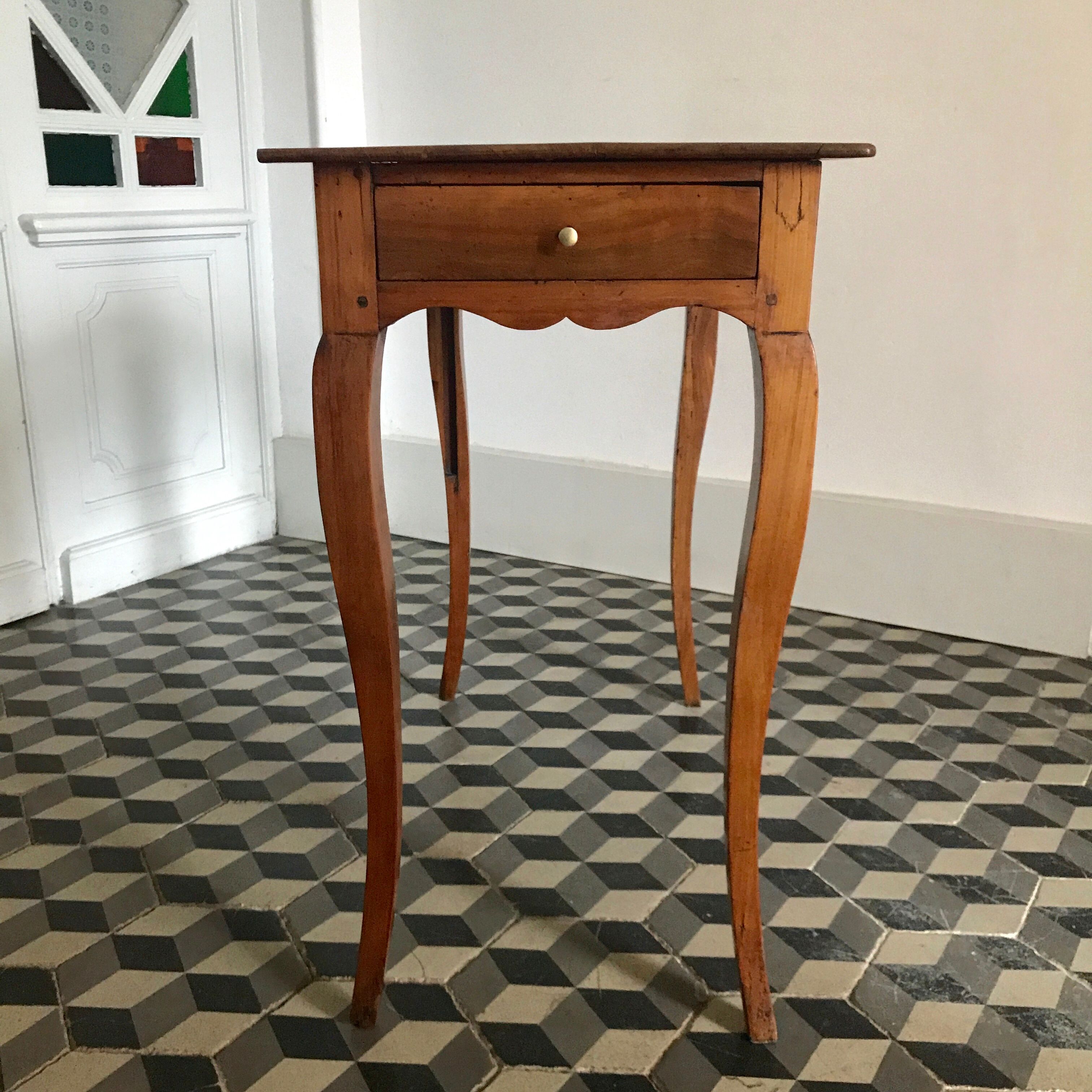 Table d'appoint en bois style Louis XV