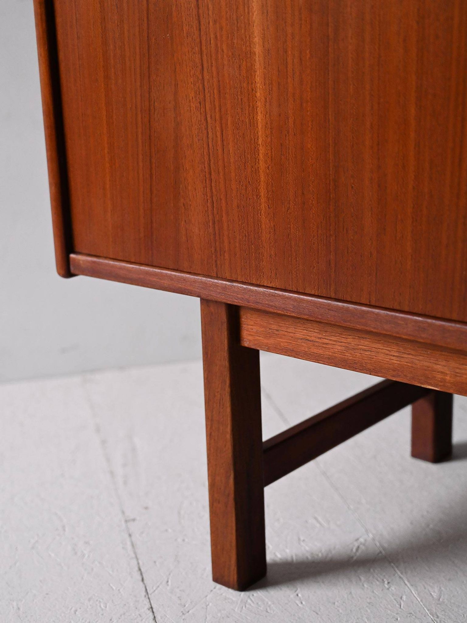 Buffet scandinave avec portes battantes