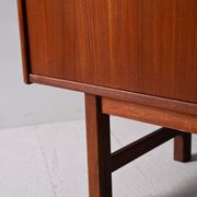Buffet scandinave avec portes battantes
