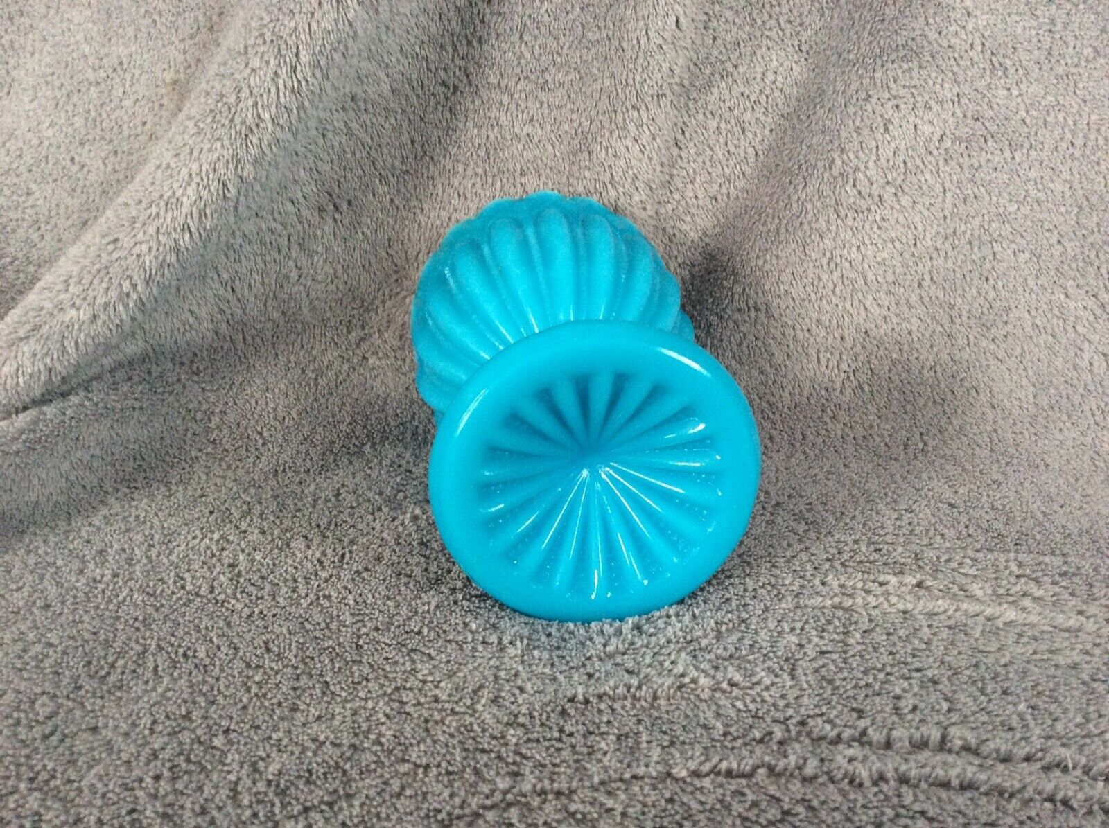 Empty fair opaline pocket