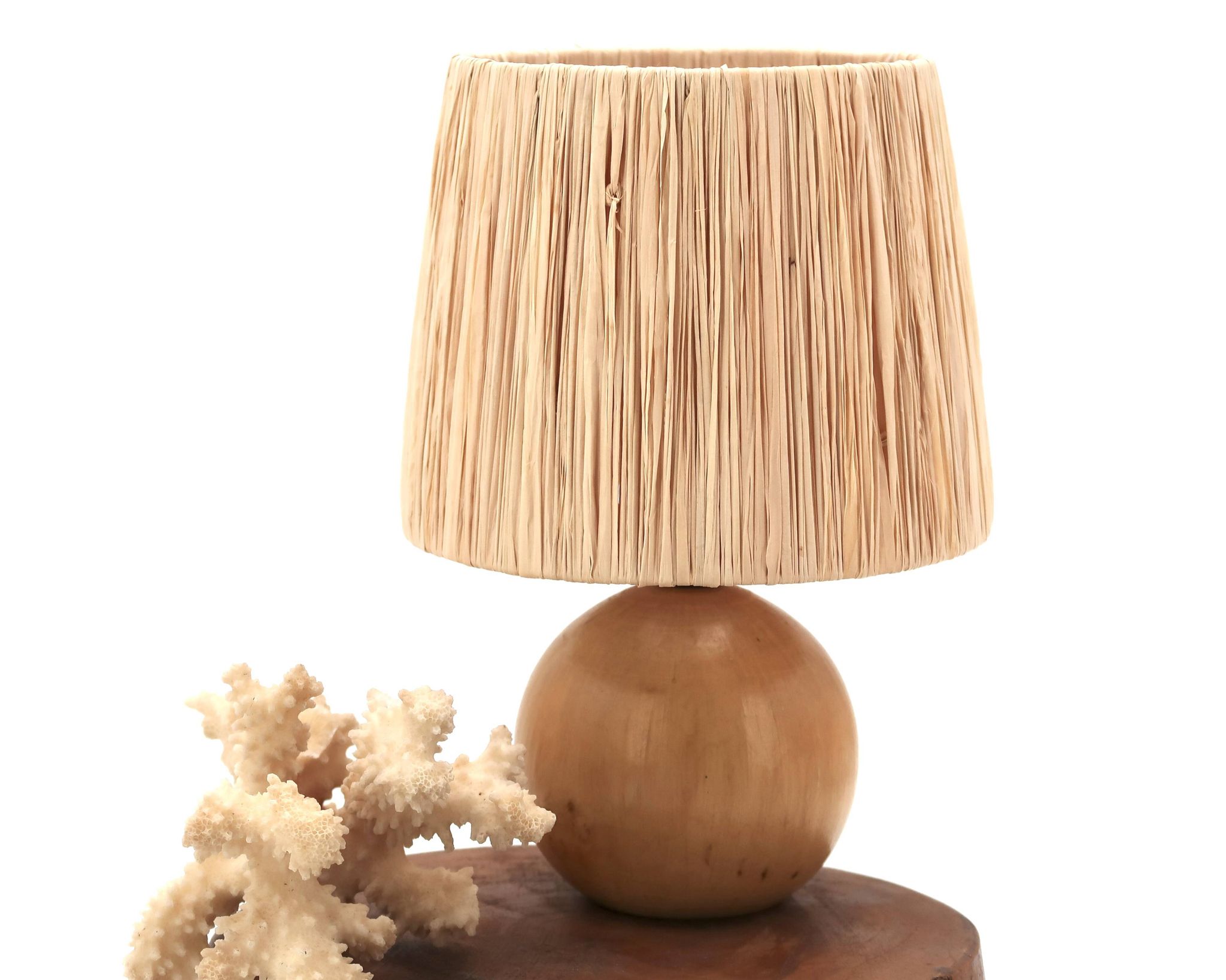 Petite lampe boule en bois blond, abat jour en raphia, années 90