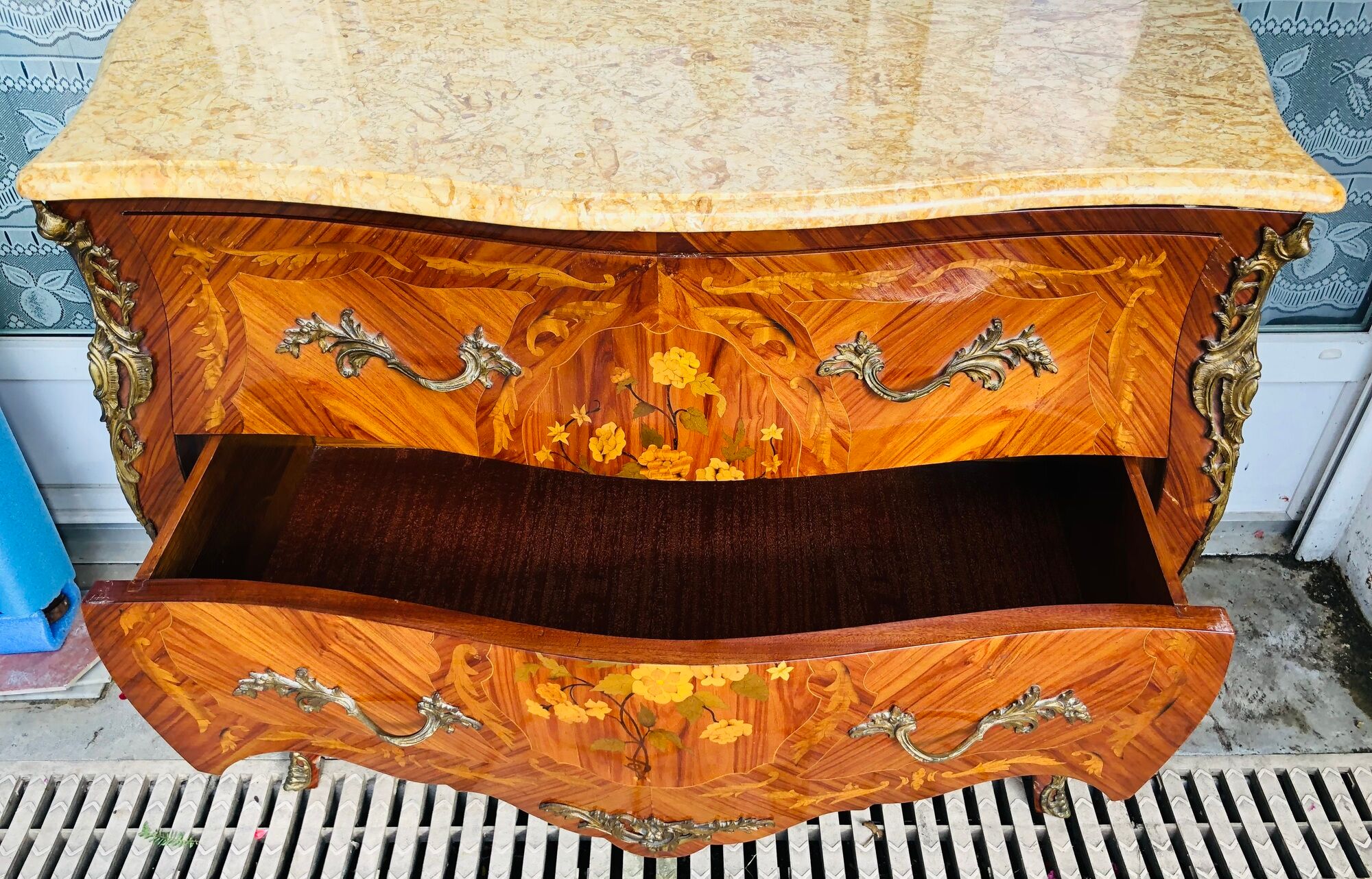 Commode de style Louis XV en marqueterie
