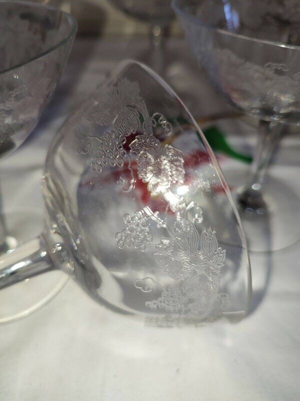 Belle suite de sept coupes à champagne cristal gravé de pampres de vigne