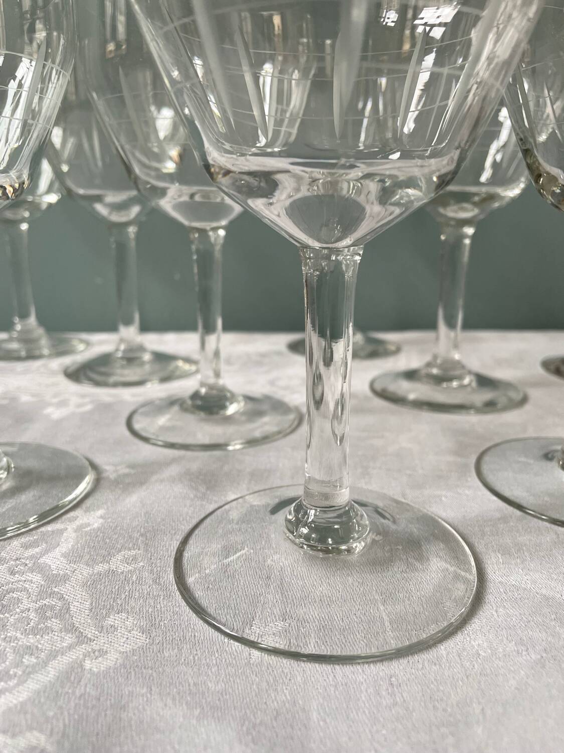 Série de 9 verres à pied gravés, vers 1950