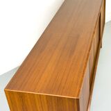 Buffet danois en teck par Henning Kjaernulf pour Bruno Hansen, années 1960