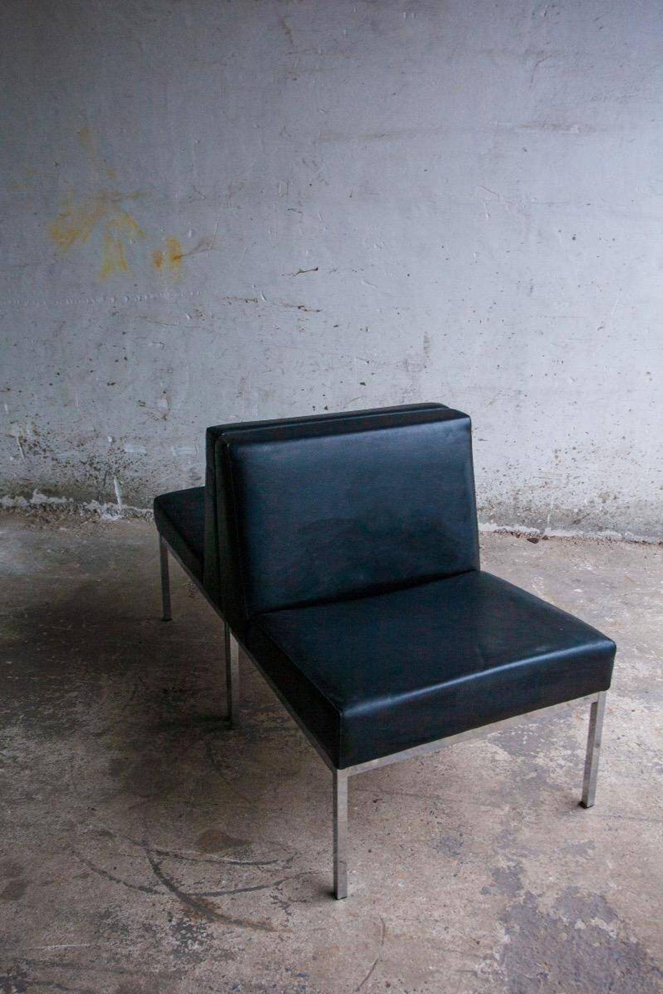 Lot de 2 fauteuils lounge minimalistes en cuir noir