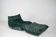 Fauteuil et pouf Togo en velours vert menthe foncé.