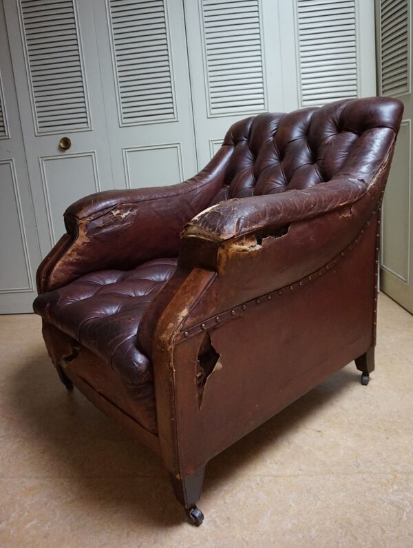 Fauteuil de cheminée de bibliothèque boutonné en cuir usé, années 1840