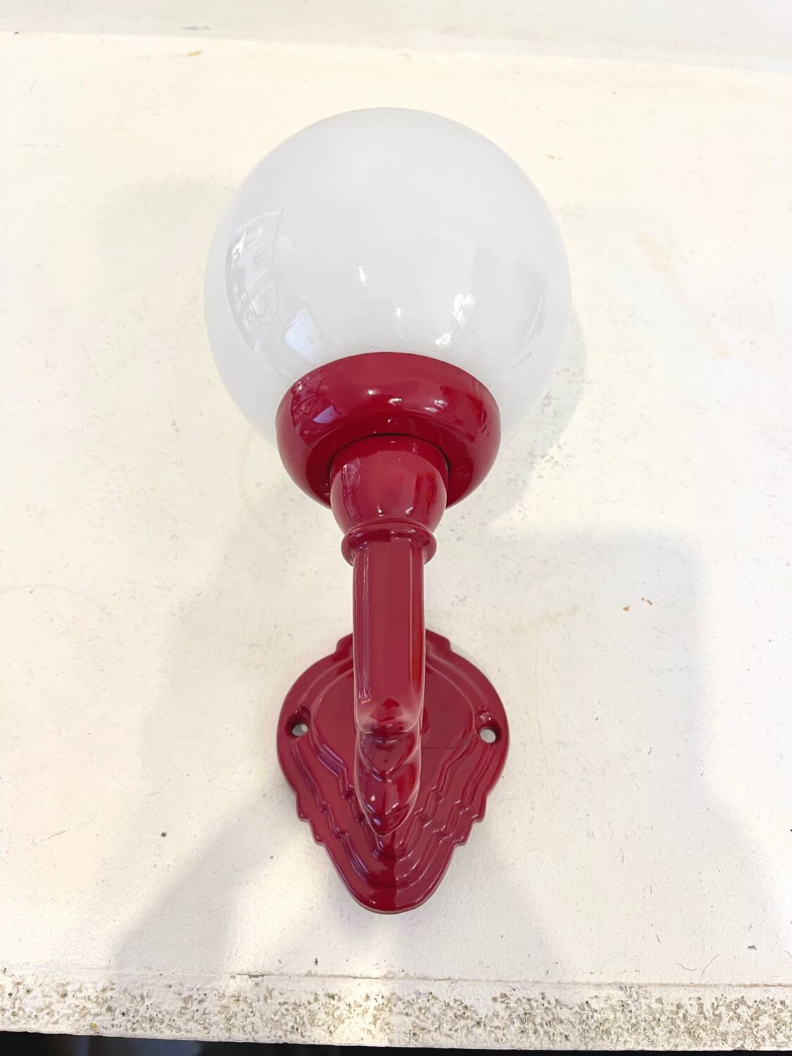 Applique globe rouge, circa 1990