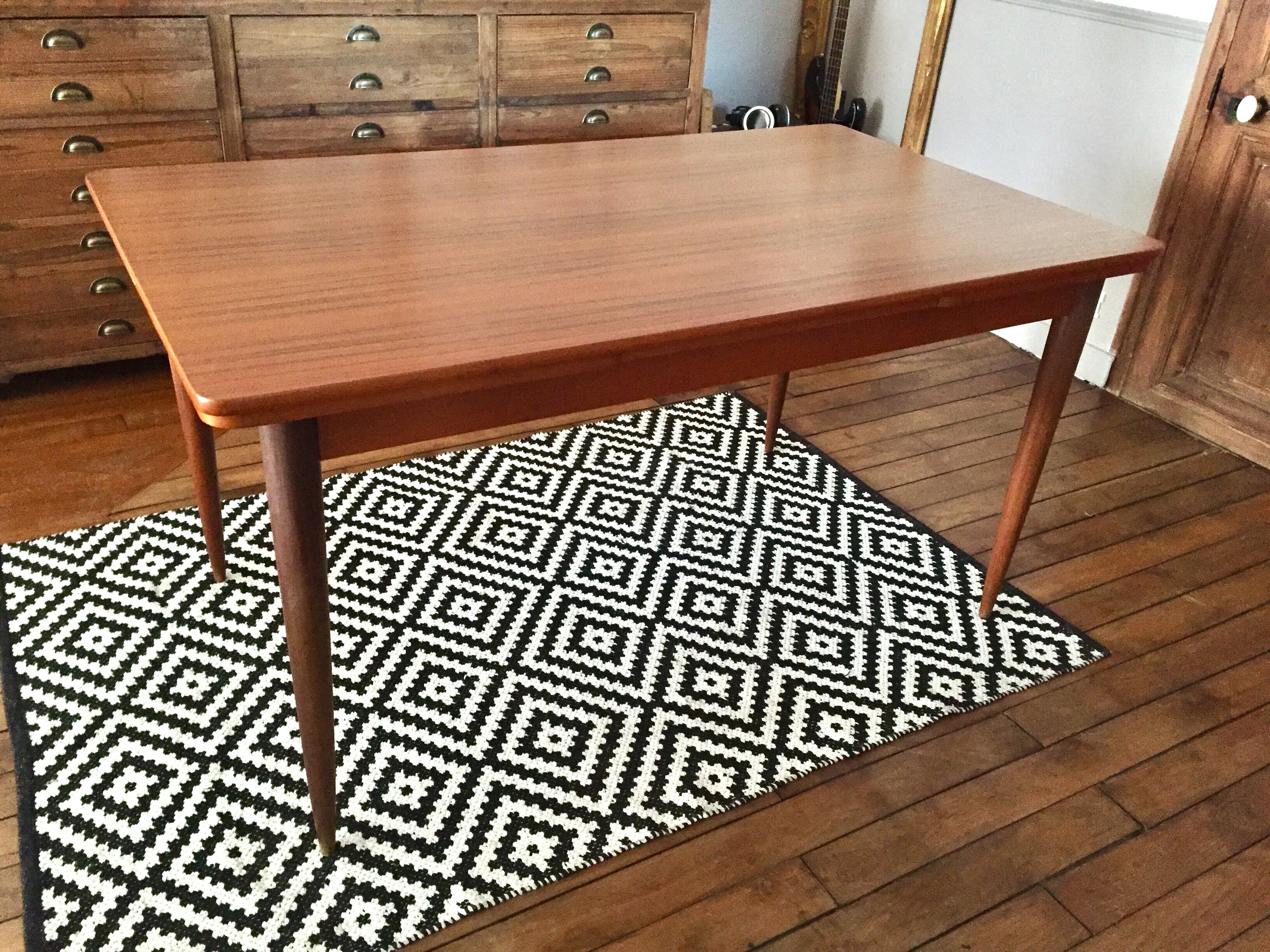 Extendable Scandinavian table