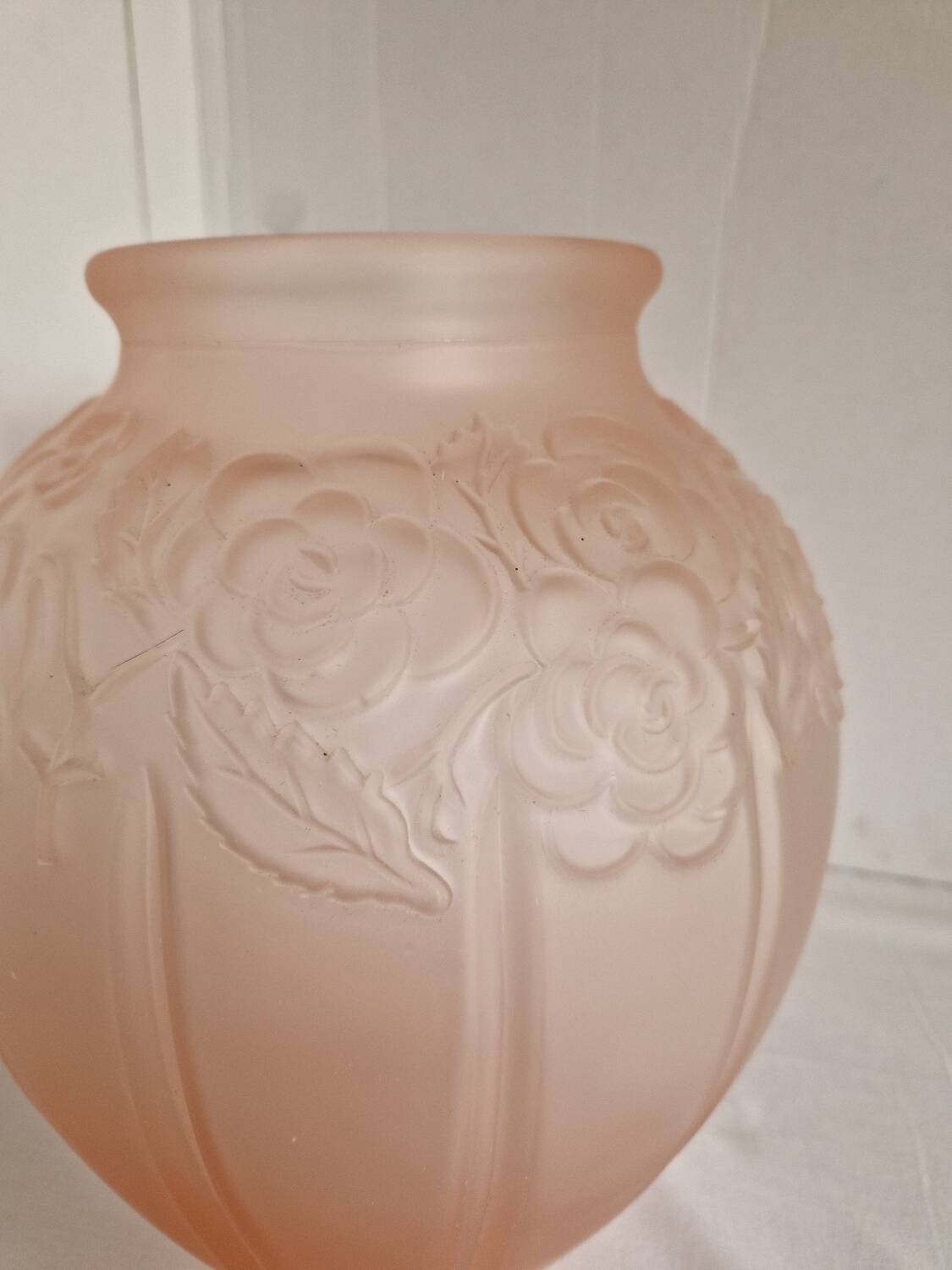 Large pink art deco vase in molded glass with flower decoration