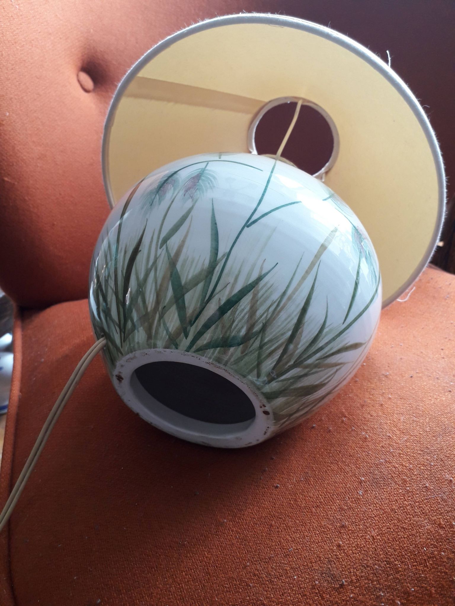 Lampe ancienne en céramique avec un décor floral