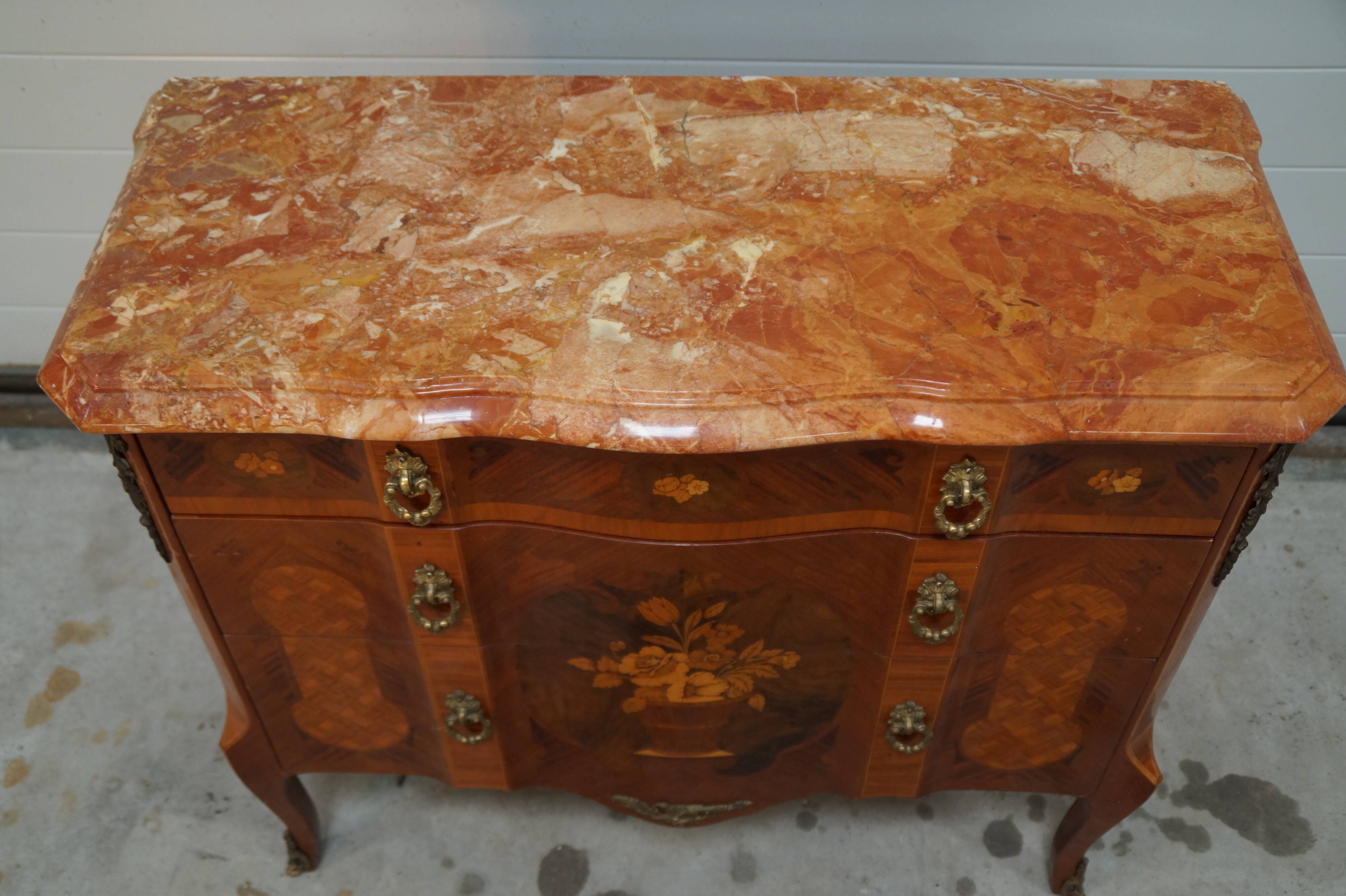 Commode marquetée
