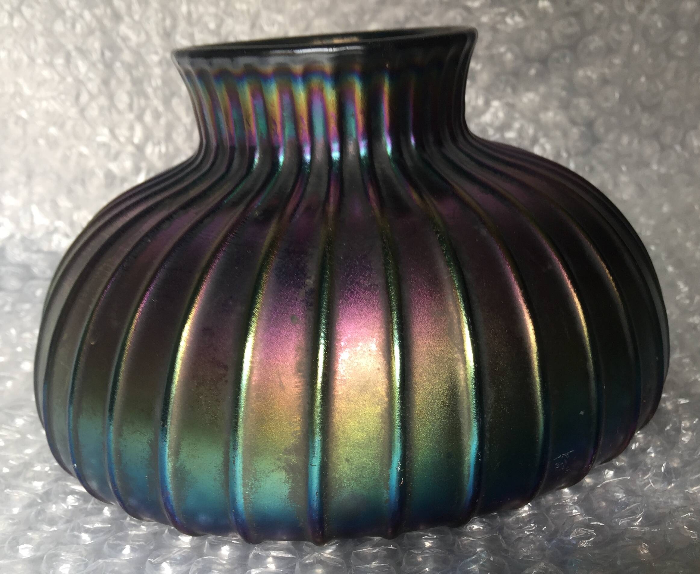 Vase à panse plate à côtes, attribué à loetz