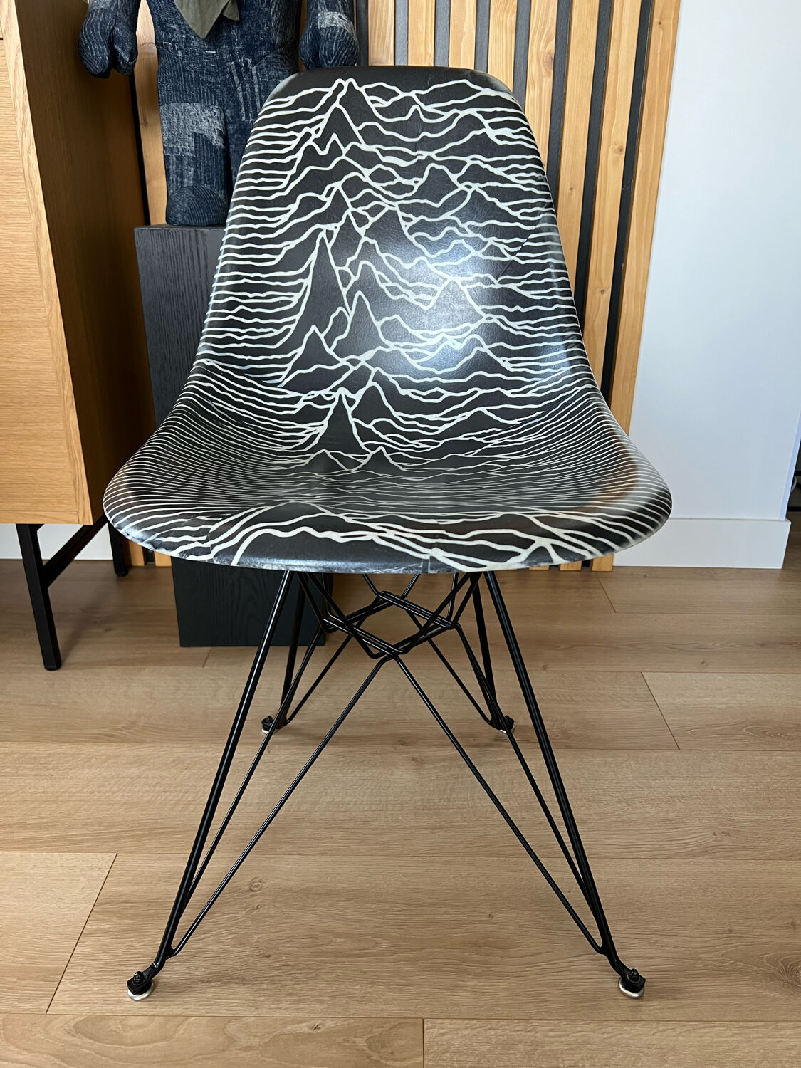 モダニカJoy Division PLEASURES シェルチェア イームズ Chaise par Modernica x Joy Division Pleasures | Selency