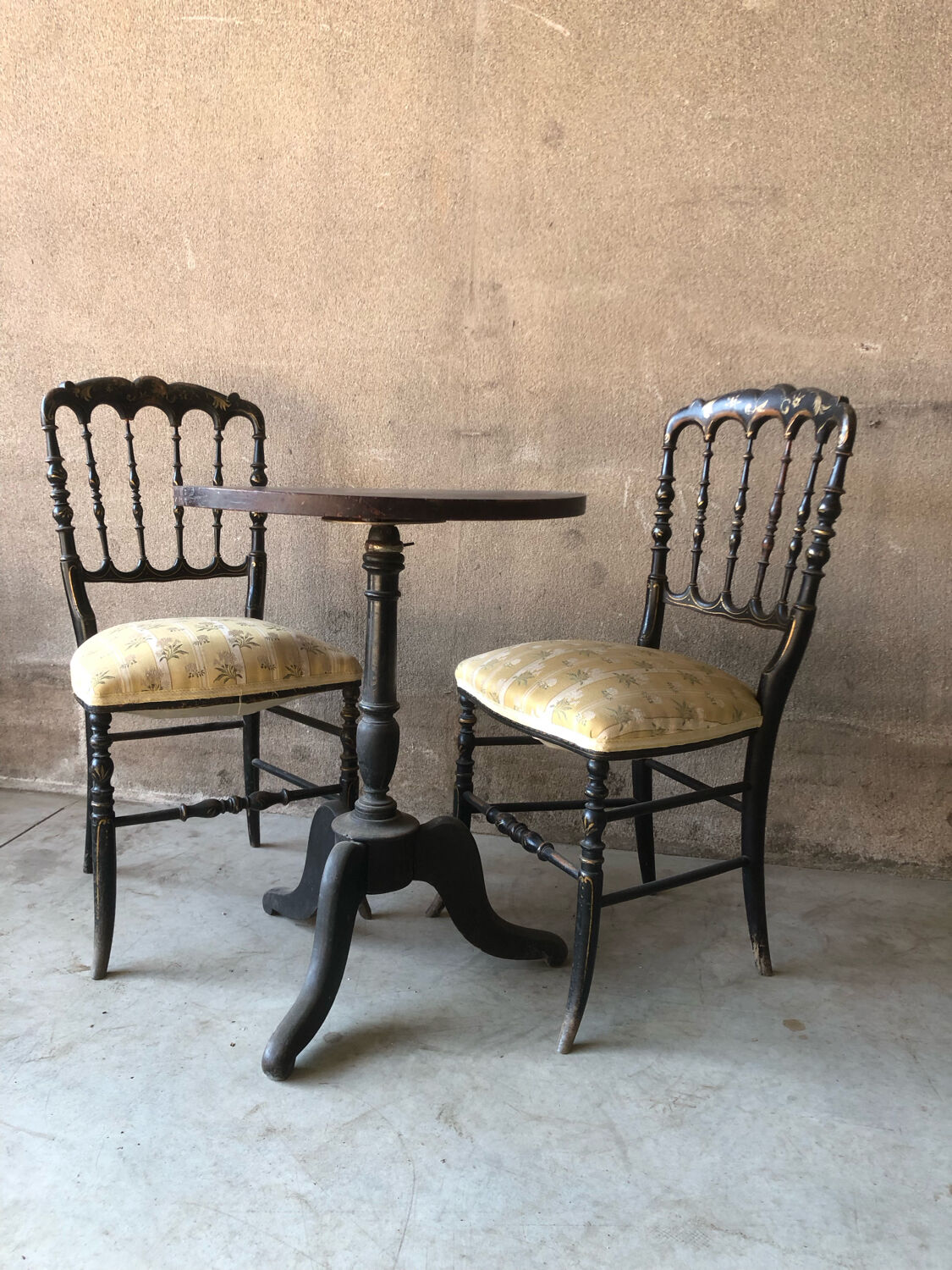 Napoleon 3 pedestal table and chair