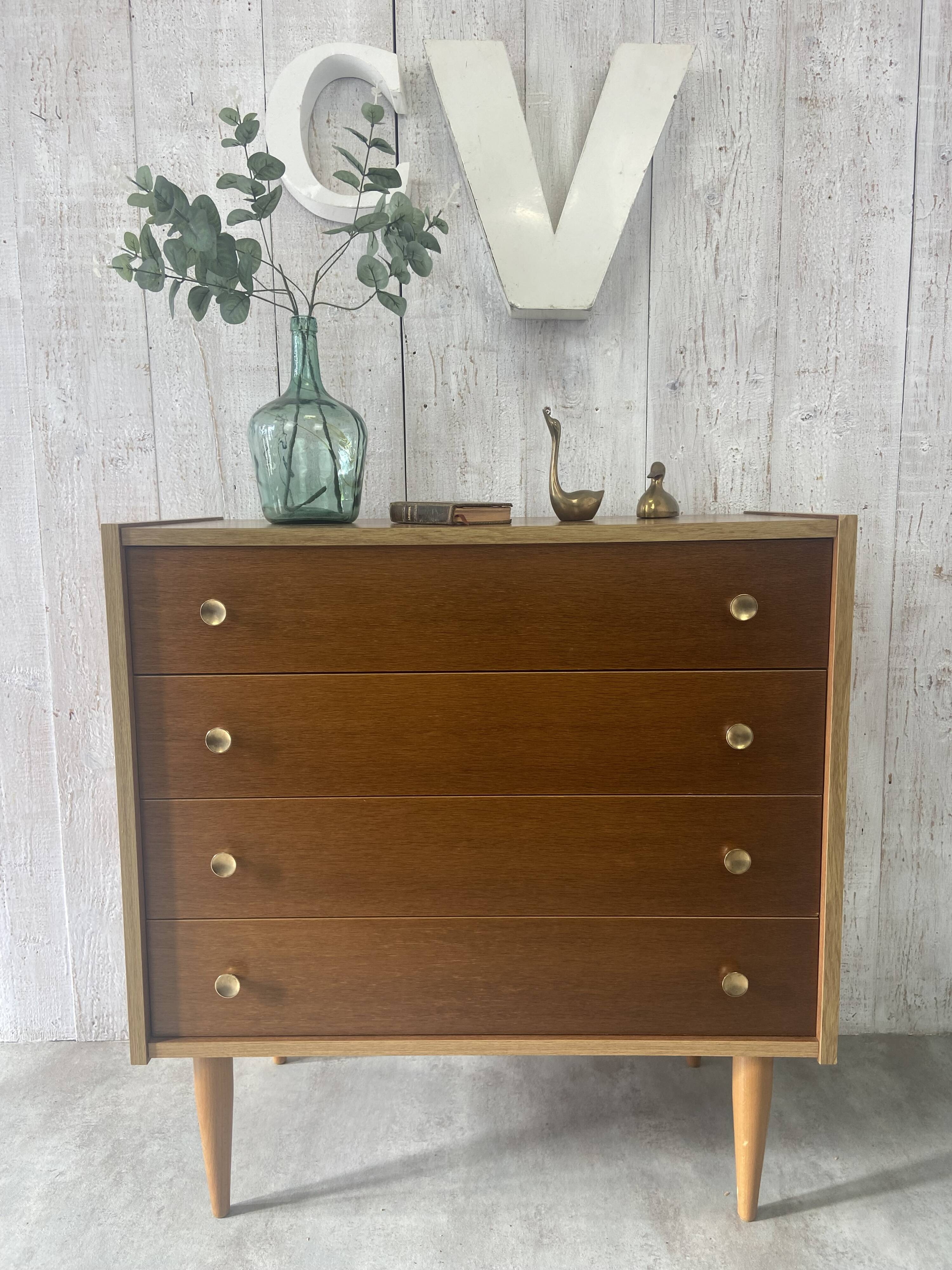 Commode aux pieds fuselés