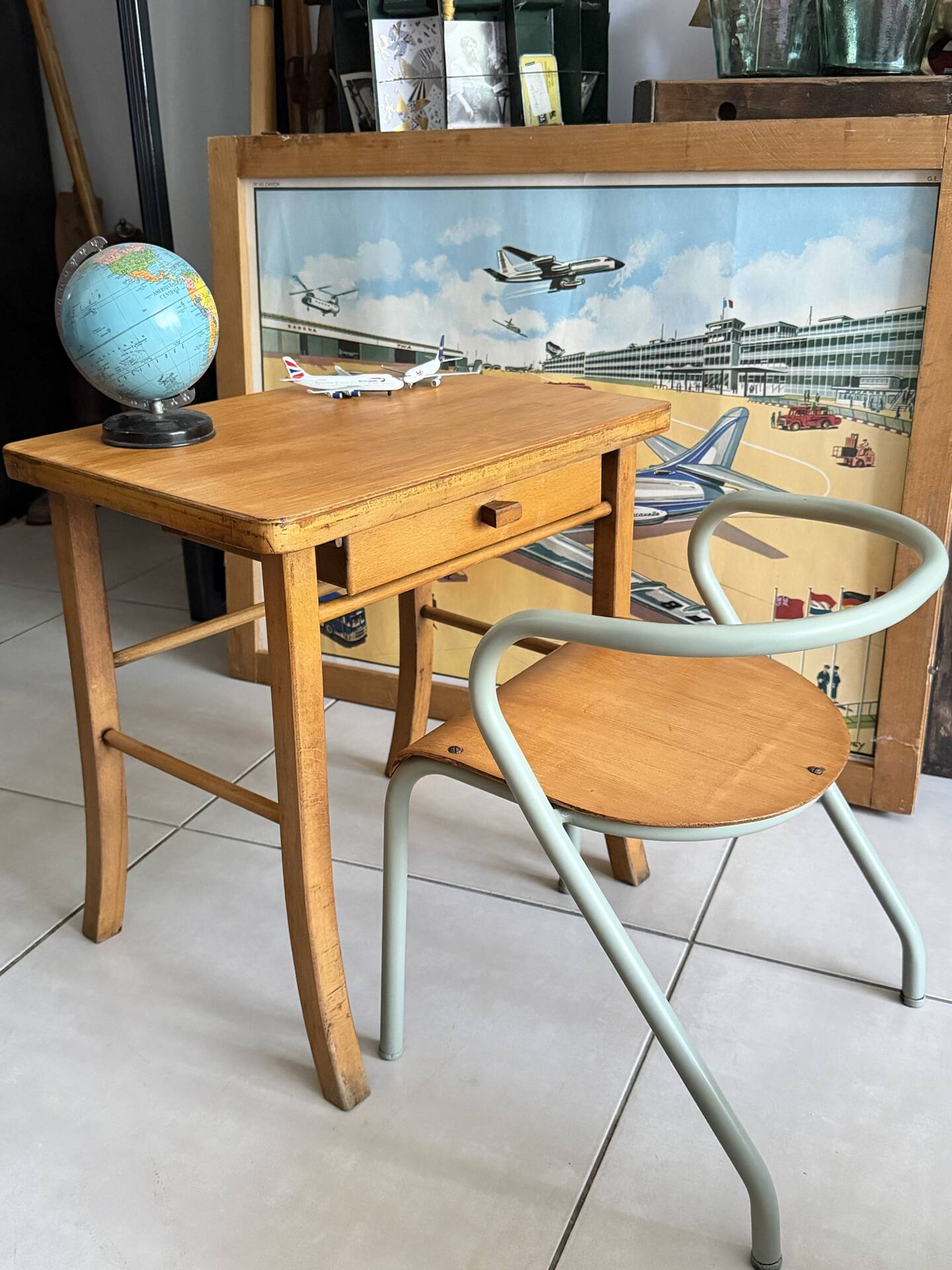 Bureau enfant Baumann en bois et chaise Hitier vintage