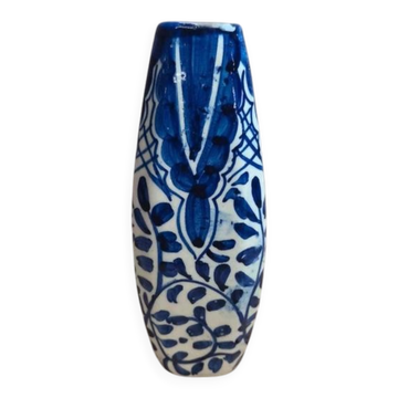Small antique vase in blue and white earthenware, hand-painted – oriental decoration.