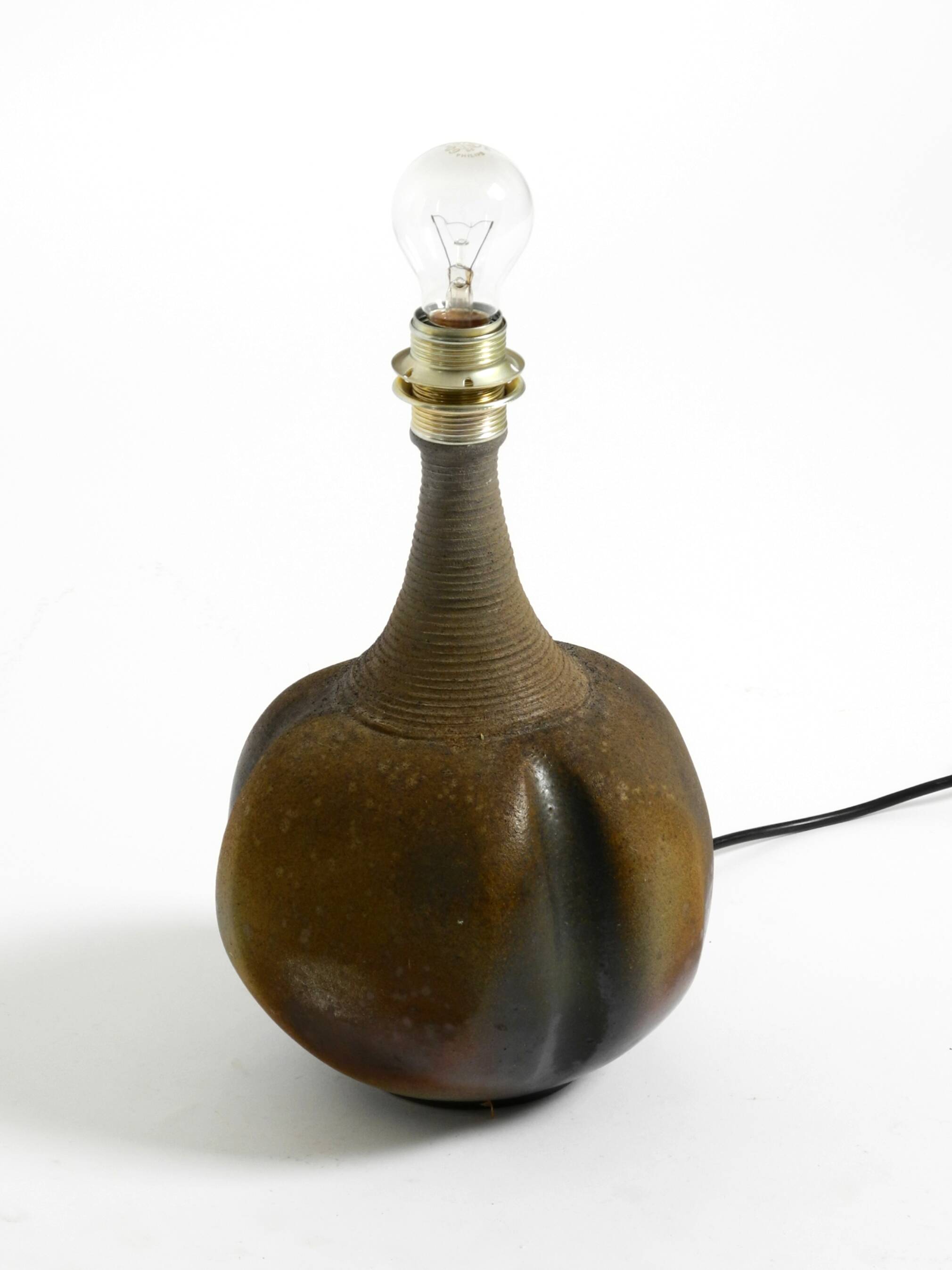 Très belle lampe de table en céramique des années 1960 avec abat-jour en tissu d'origine.