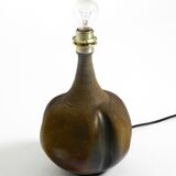 Très belle lampe de table en céramique des années 1960 avec abat-jour en tissu d'origine.