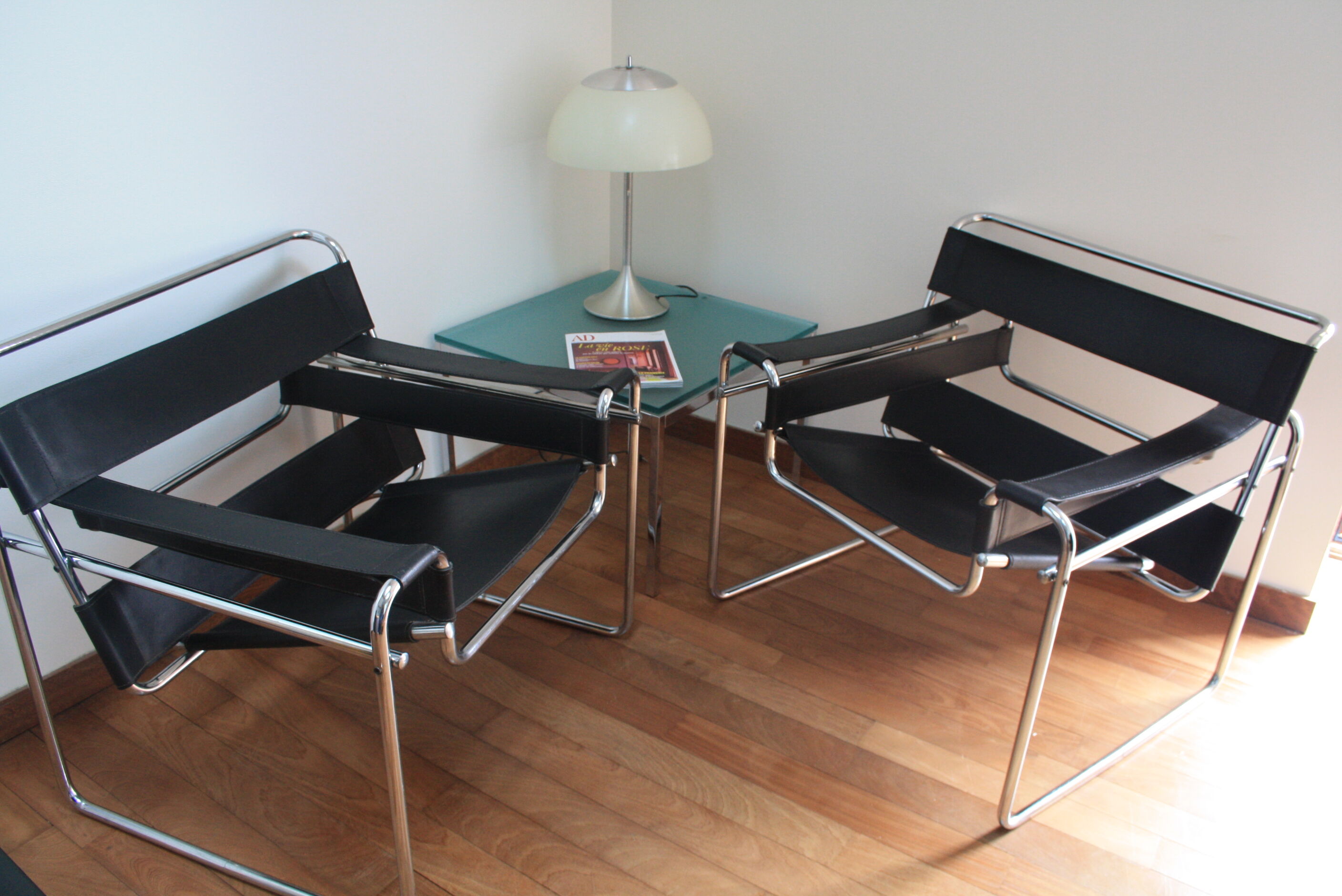 Paire de fauteuils B3 "Wassily" cuir design Marcel Breuer