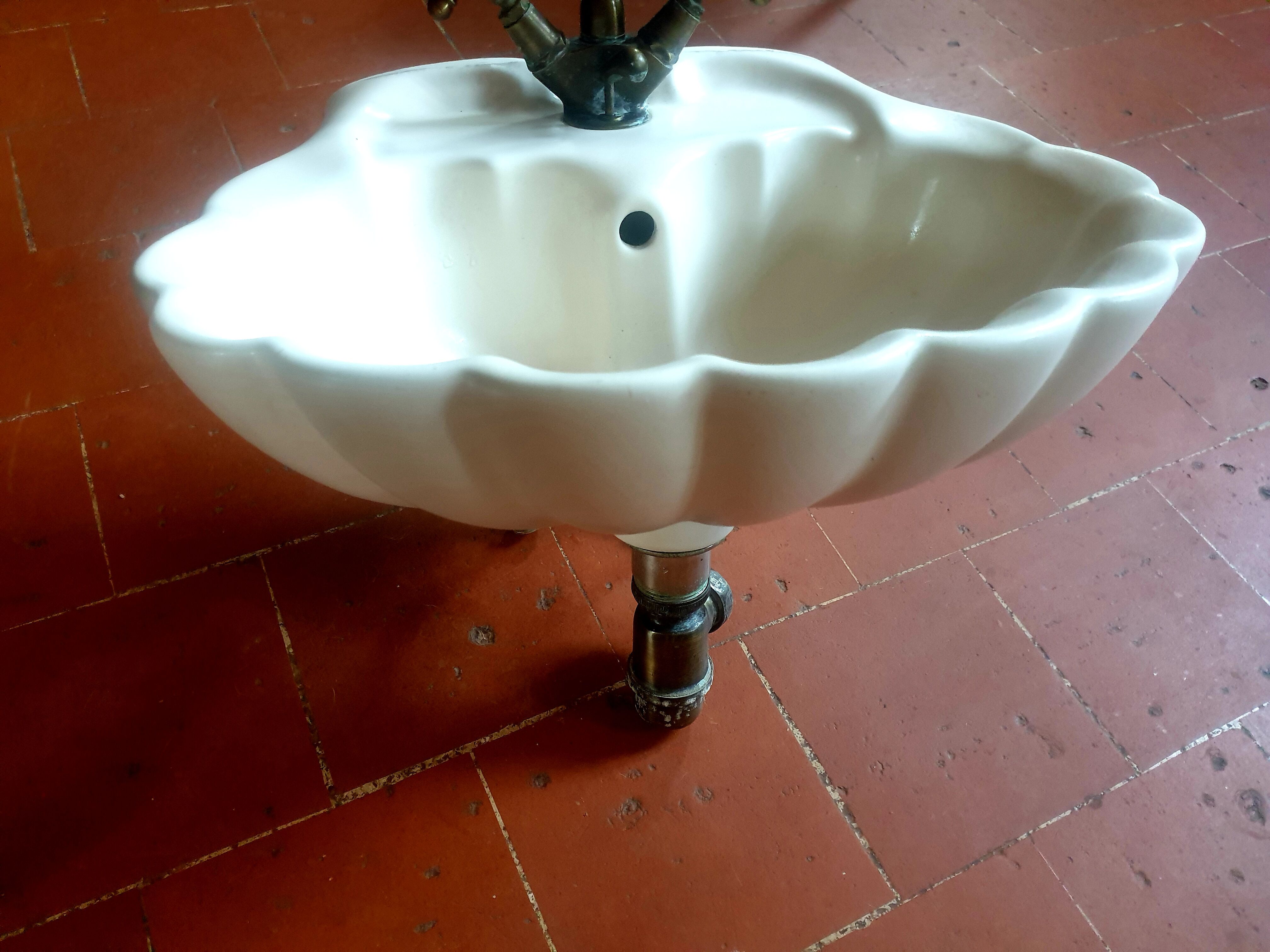 Shell sink and copper taps