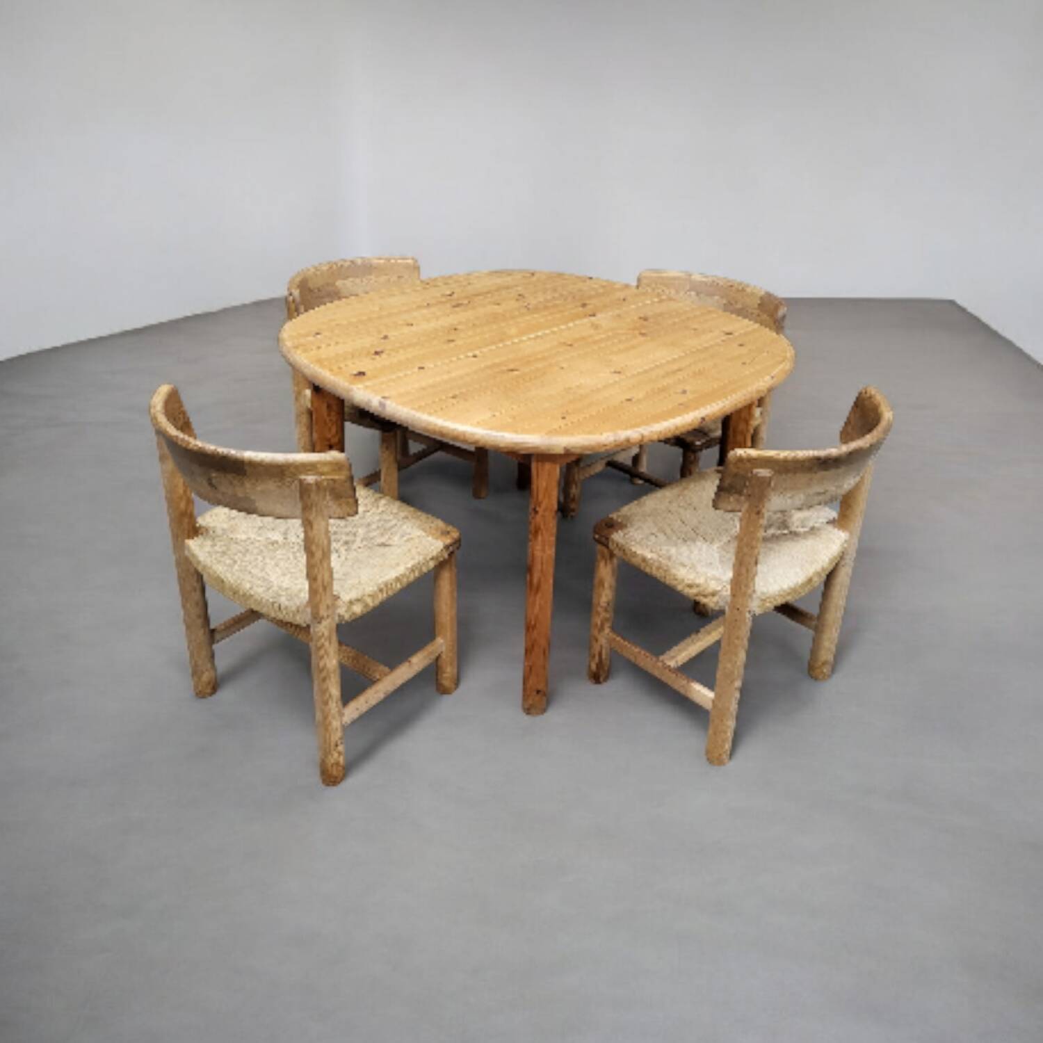 Chaises en pin et en corde de Ranier Daumiller