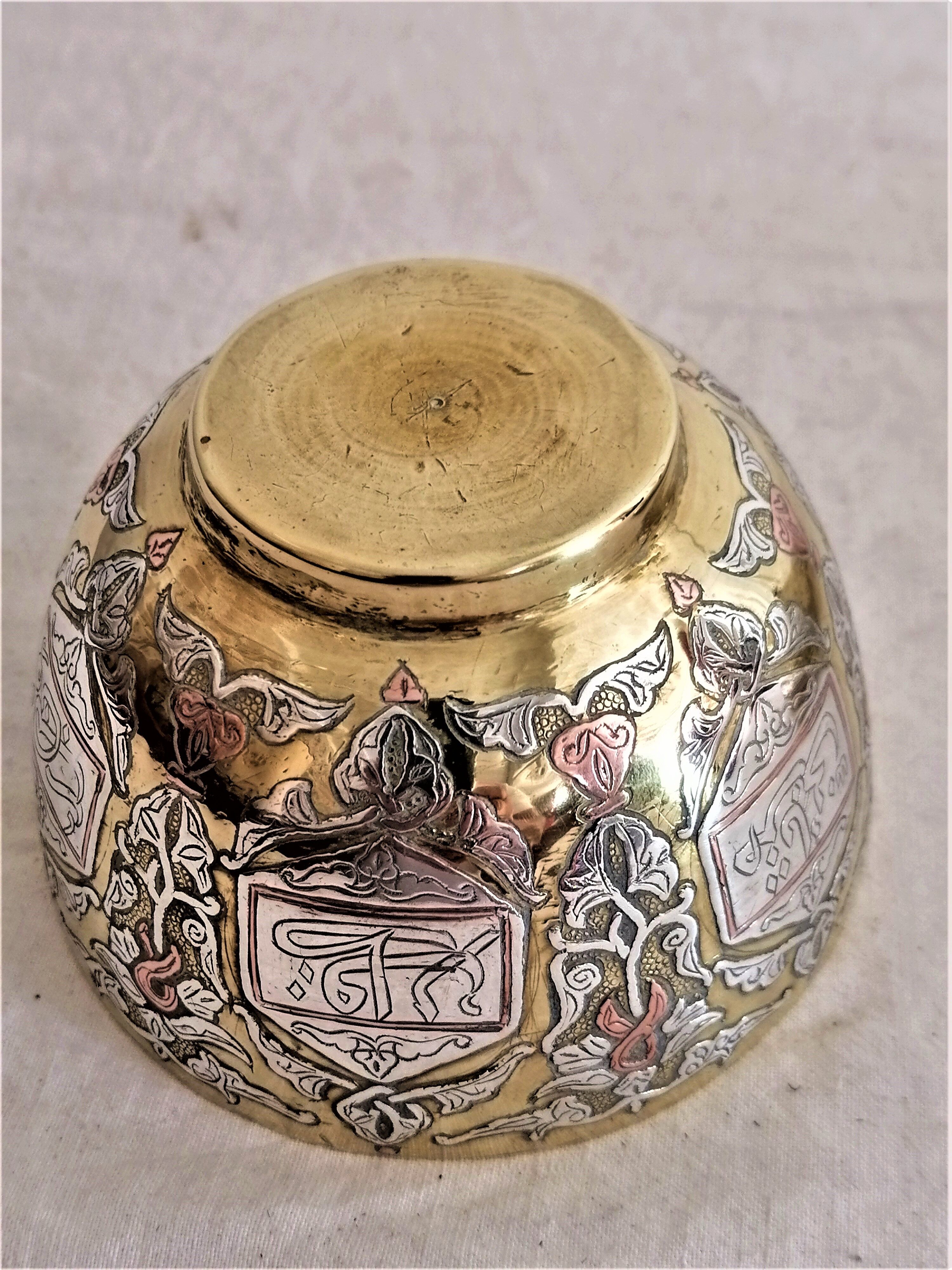 Boite pot couvert oriental en laiton damasquiné cuivre et argent. Calligraphie.