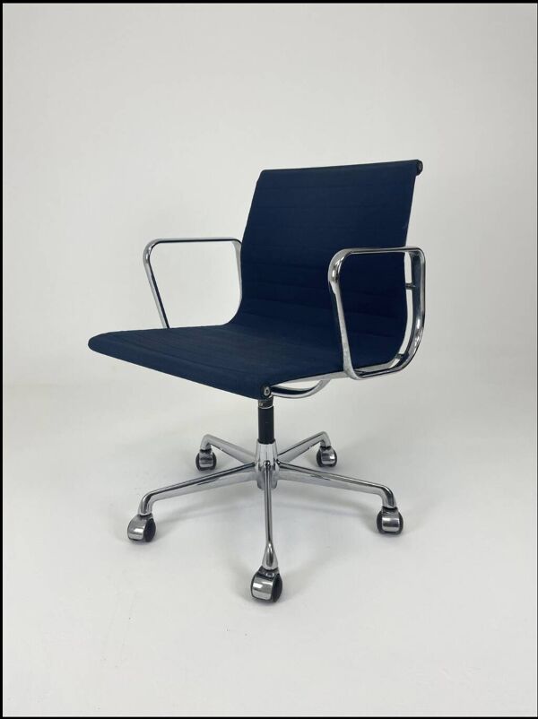 Fauteuil de bureau en tissu bleu, ICF - Charles Eames, Ray Eames - groupe aluminium EA108