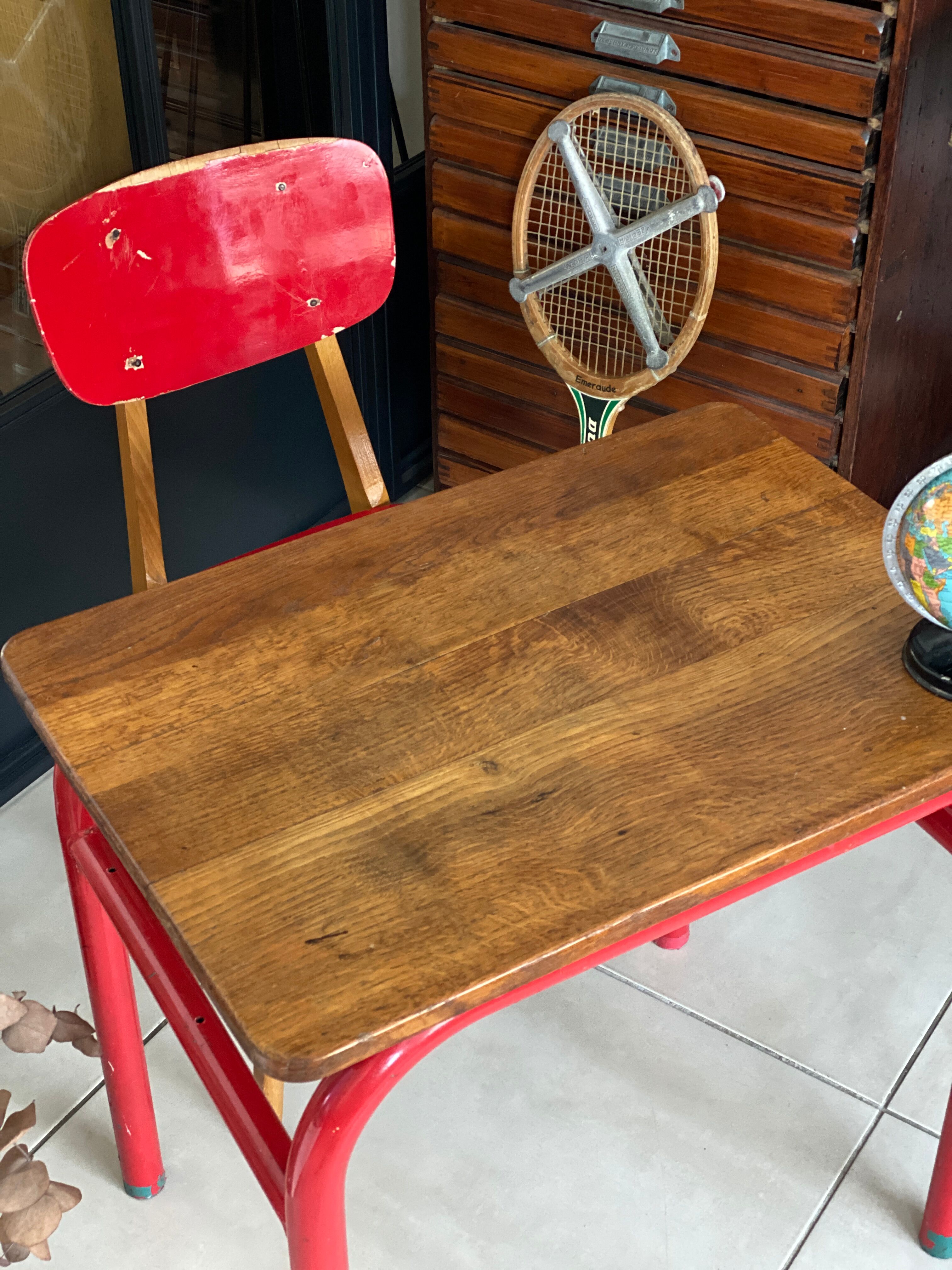 Ensemble bureau et chaise d’écolier