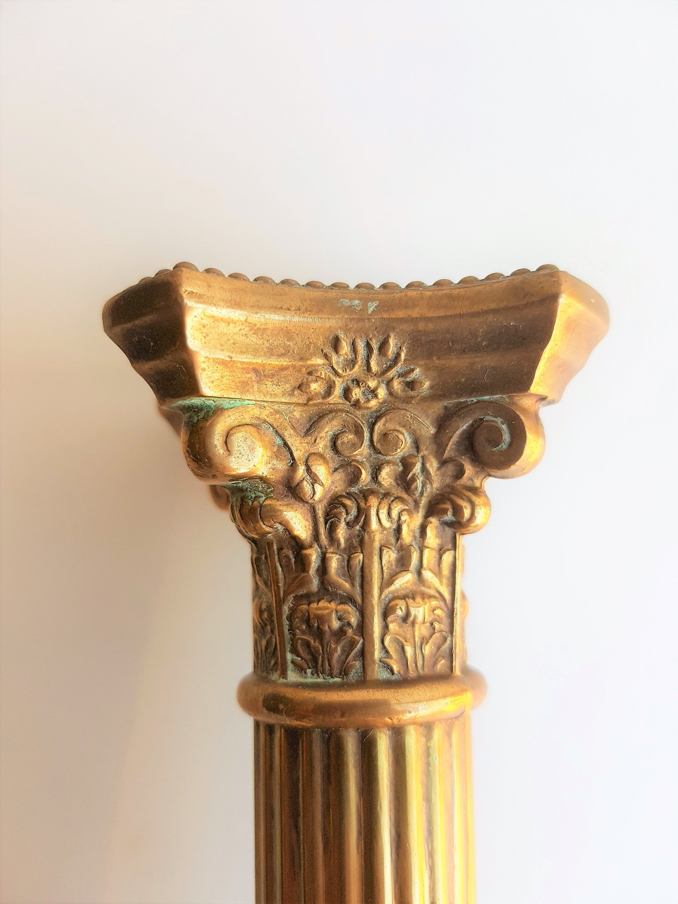 Paire de bougeoirs colonnes en laiton et bronze