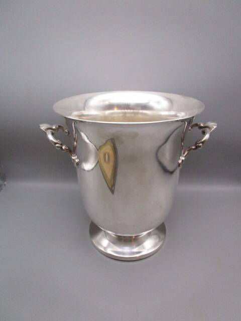 Antique silver-plated champagne bucket in the Médicis style.