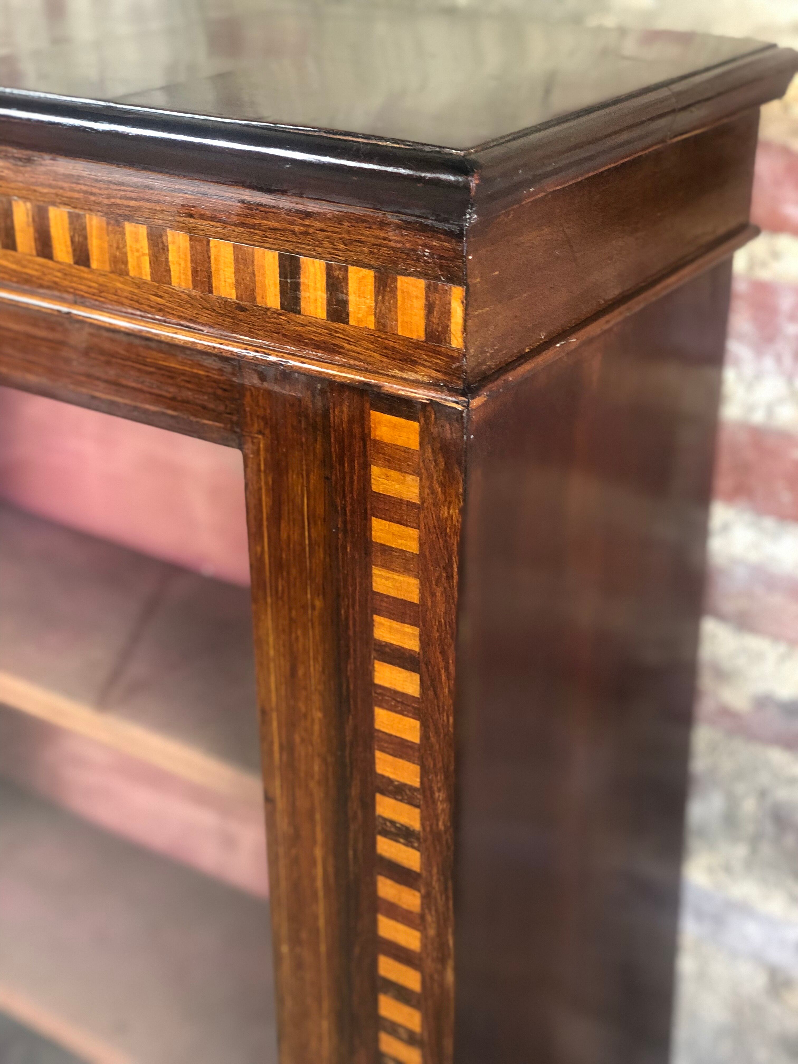 Low English style showcase/bookcase in mahogany and mahogany veneer 1930
