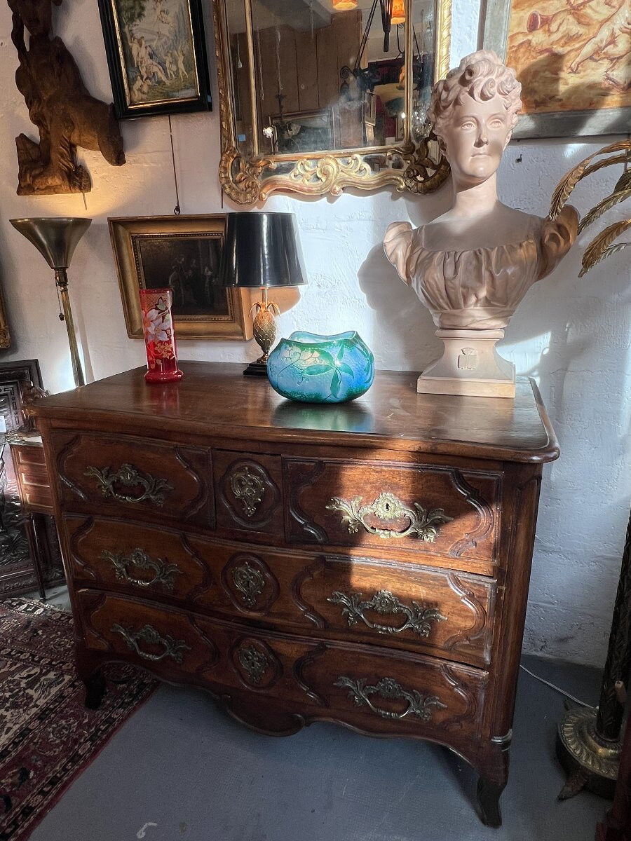 Important Parisian chest of drawers in walnut dating from the 18th century, opening with 5 drawers.