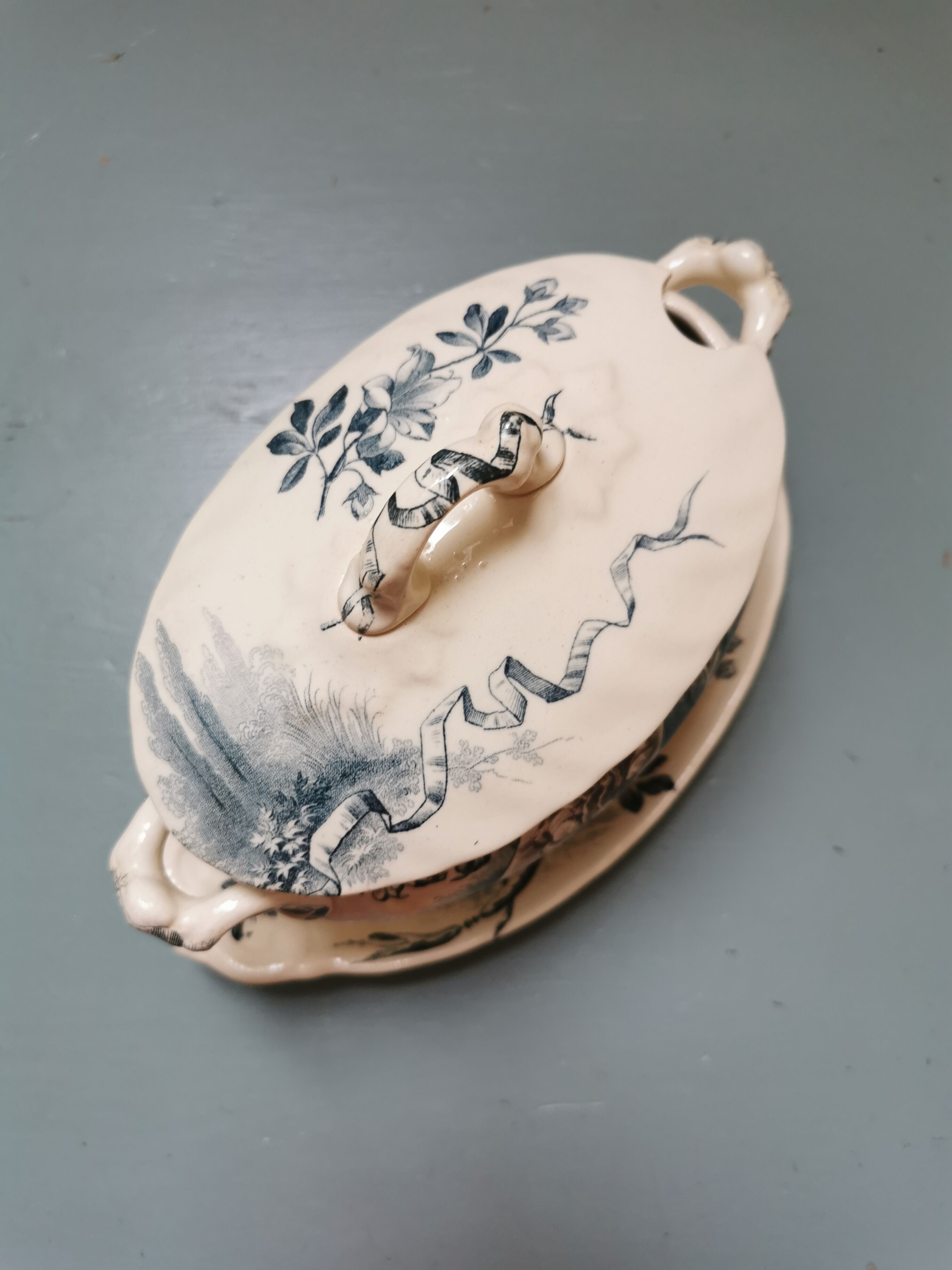 Earthenware saucer with its lid