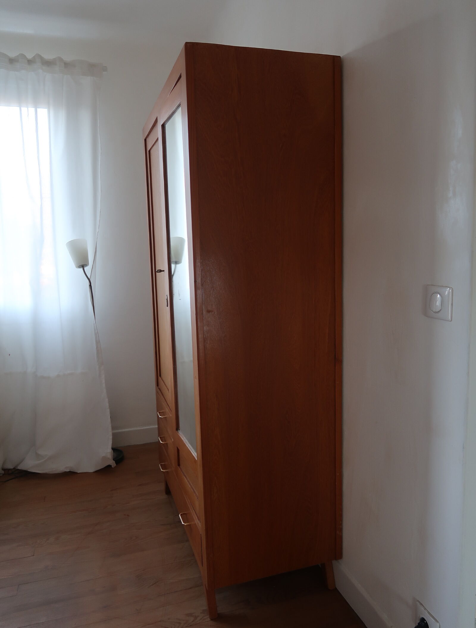 Armoire pieds compas