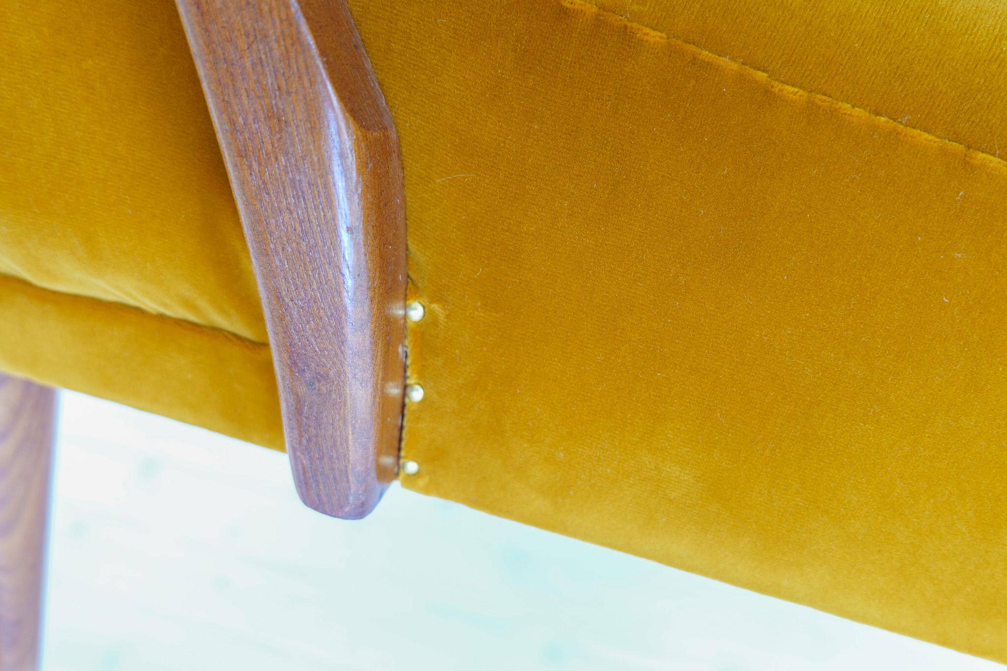 Modern Scandinavian Art Deco lounge chairs in velvet from the 1940s.
