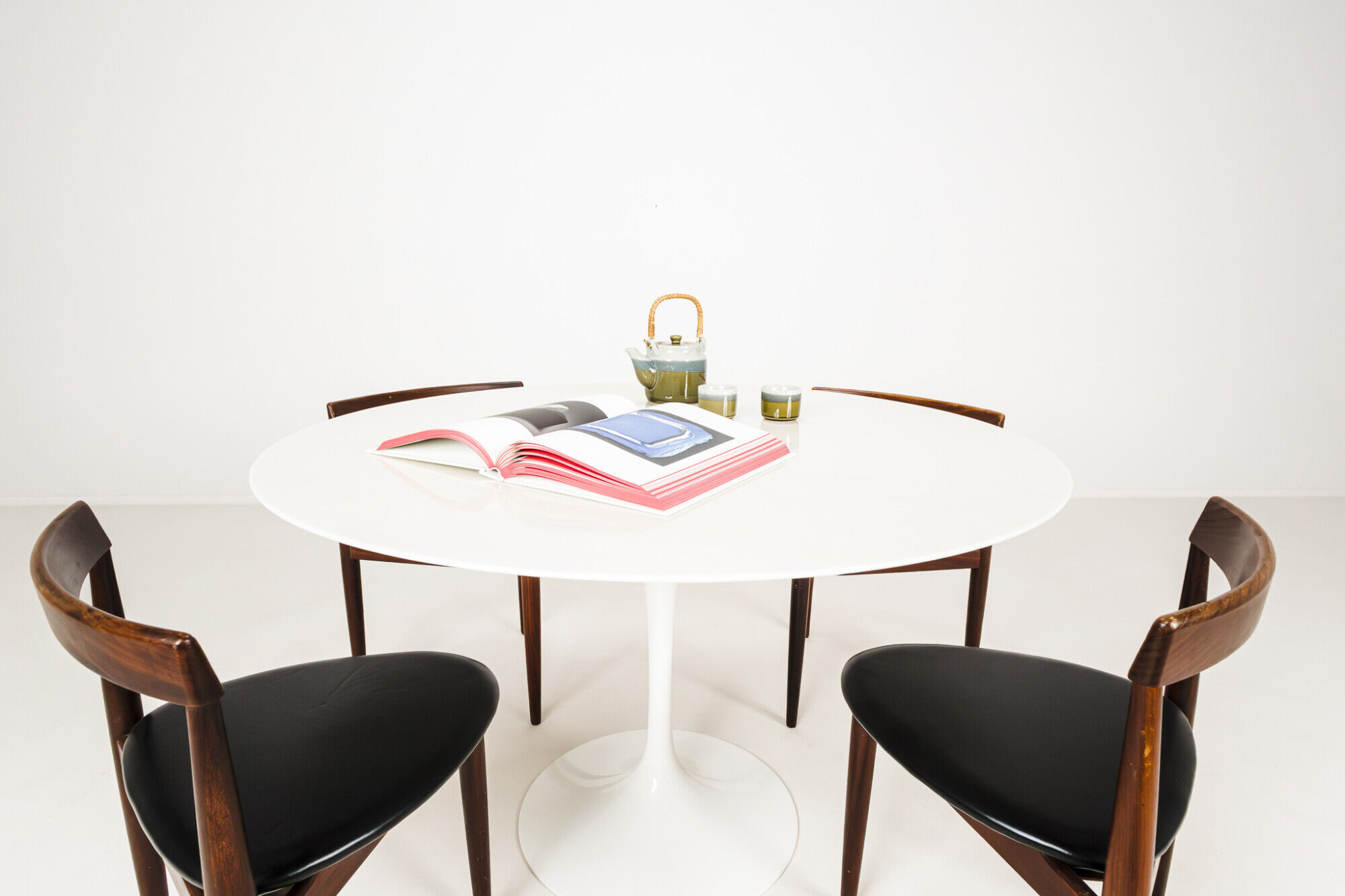 Round marble Tulip dining table by Eero Saarinen, 2000s