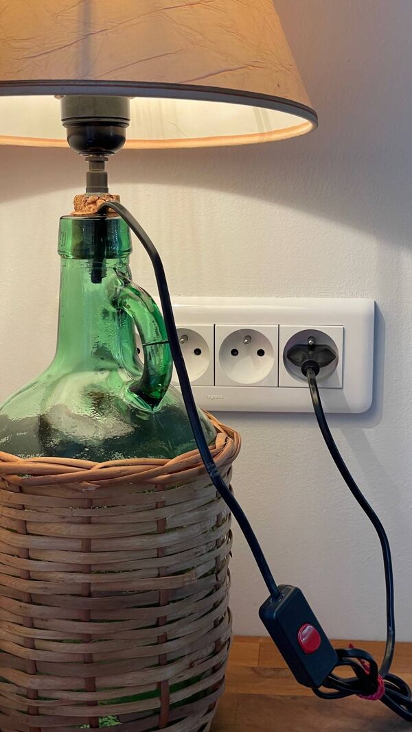 Lampe Dame-jeanne vintage en verre vert et rotin