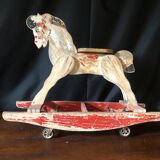 Cheval à bascule avec roulettes
