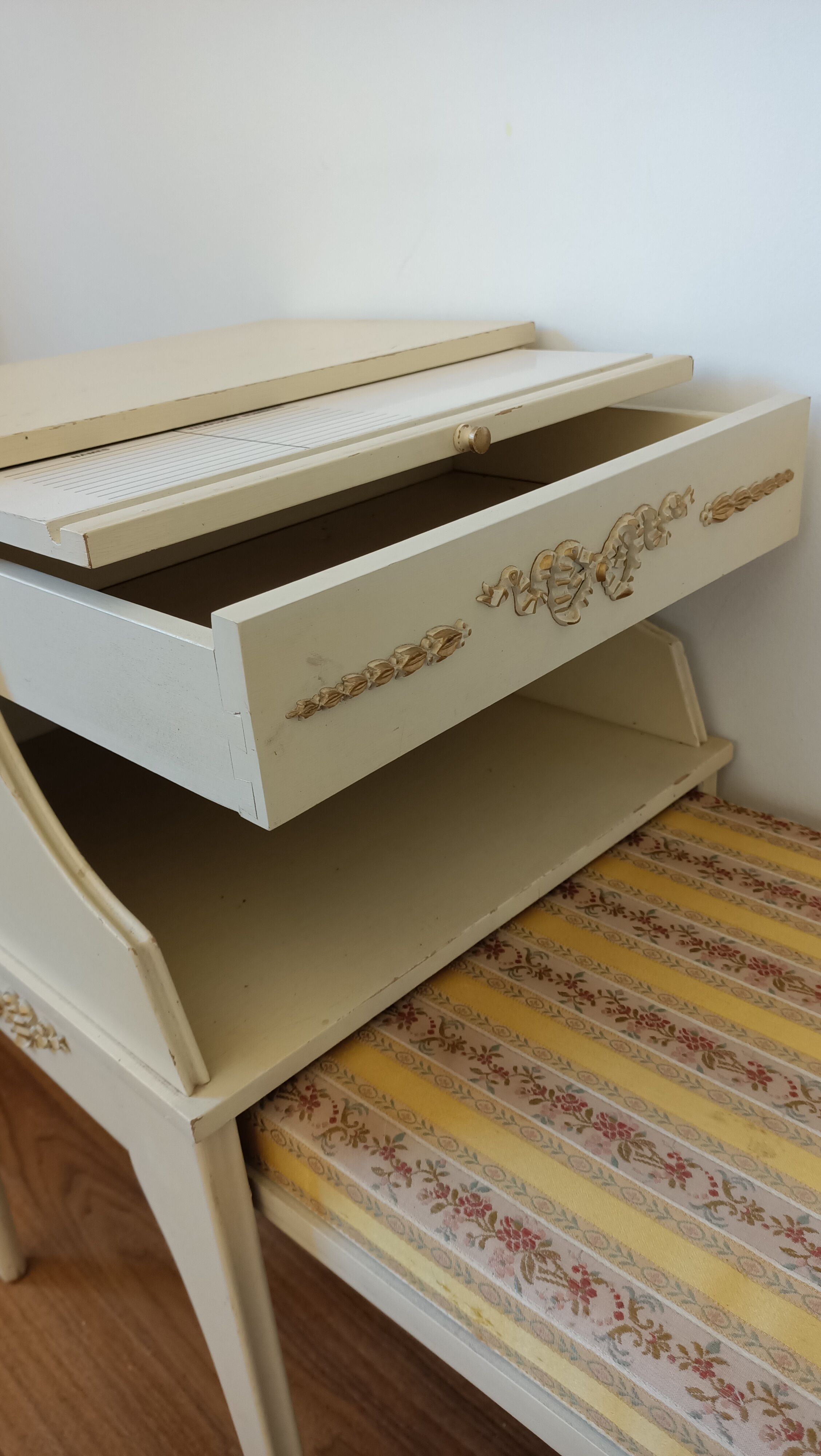 Chippy Phone Seat Table