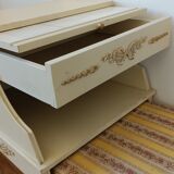 Chippy Phone Seat Table