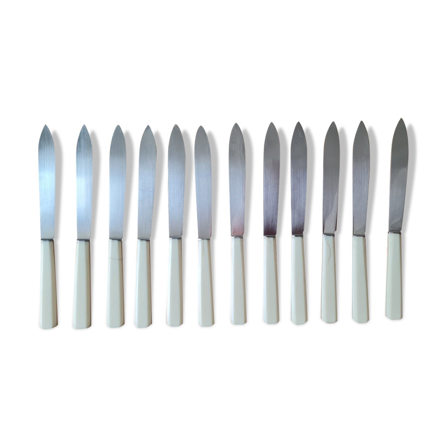 Set of 12 Bakelite knives