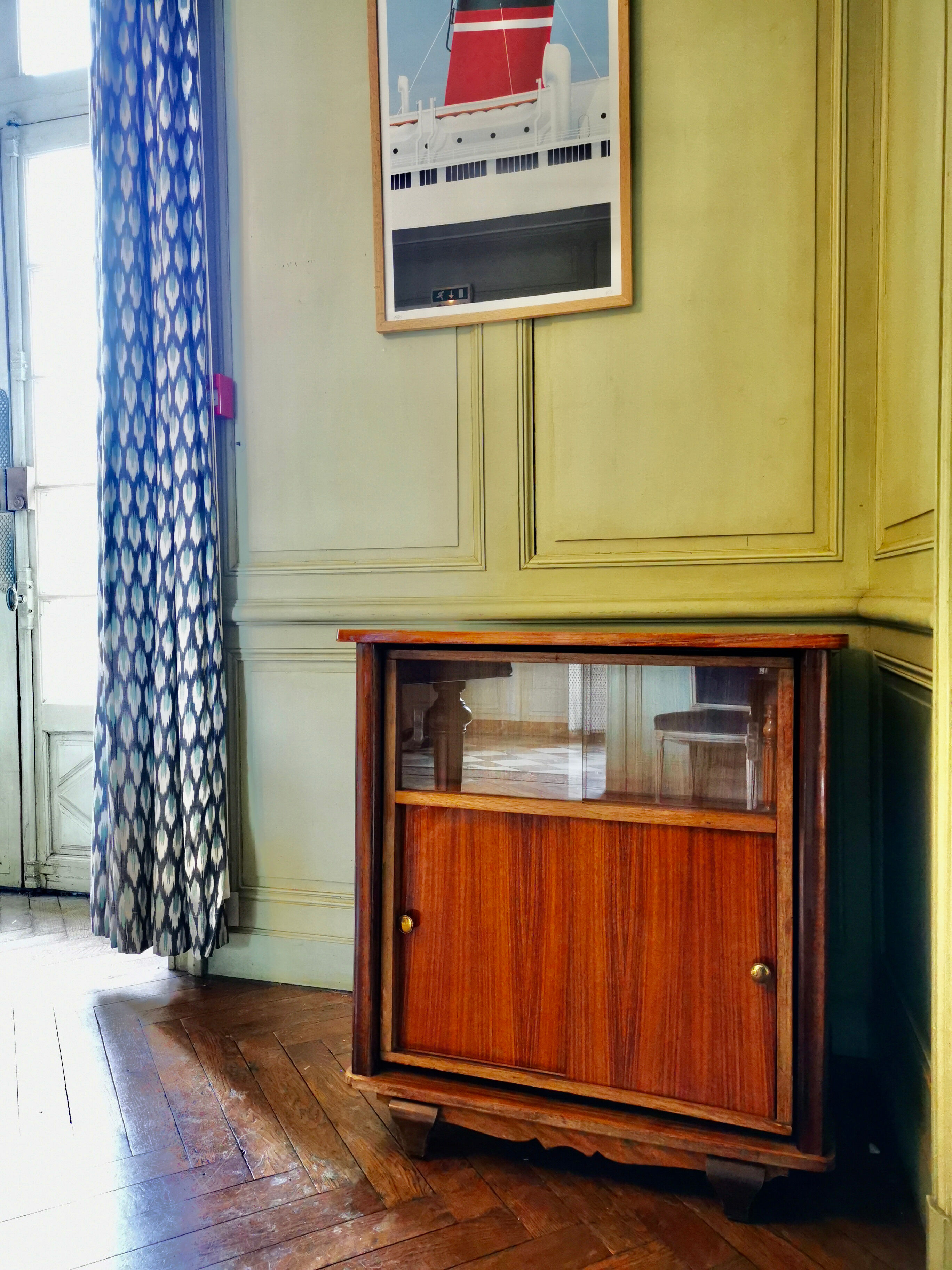 Furniture bar pivotant