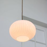 Lampe suspendue vintage en opaline et laiton